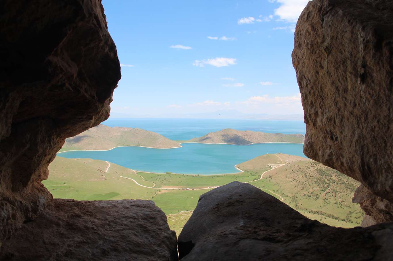 Van eşsiz doğası ve tarihi yapıları ile kendine hayran bırakıyor